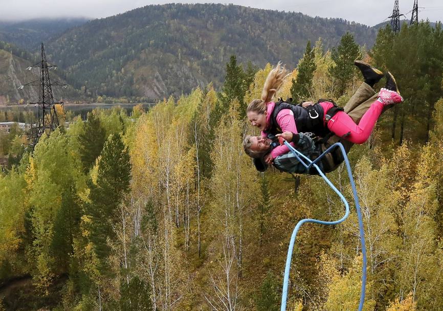 Rope-jumping nella zona siberiana della Taiga vicino a Krasnoyarsk, DiIlettanti si lanciano da un ponte alto 44 metri. (Reuters)